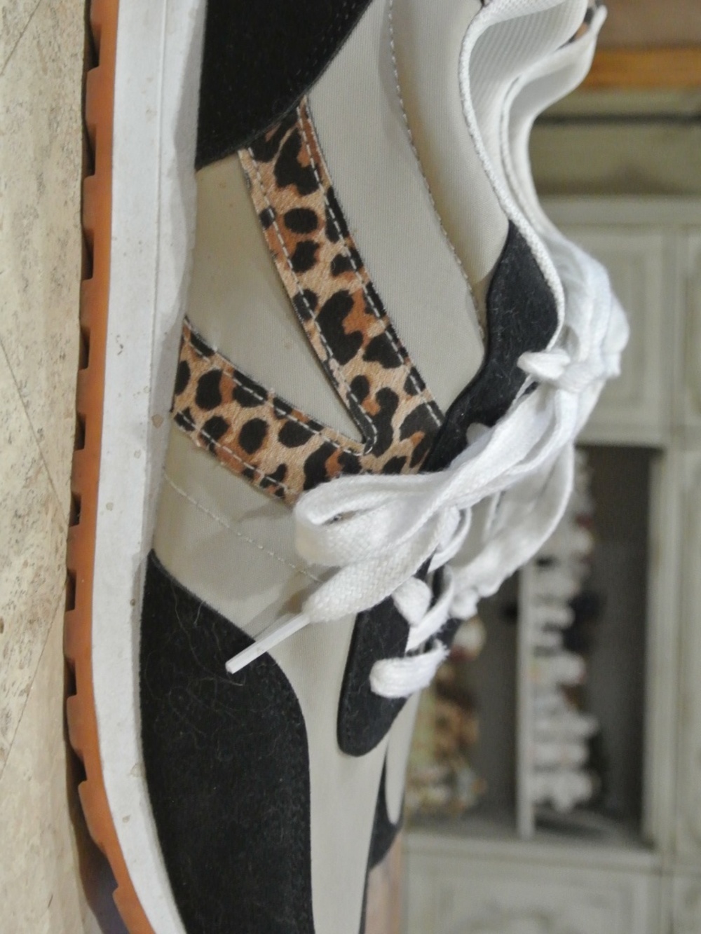 WOMENS VERY G SIZE 10 CHEETAH ACCENT SNEAKERS
